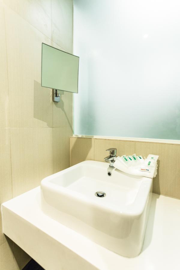 Go Hotels Cubao Кесон-Сіті Номер фото